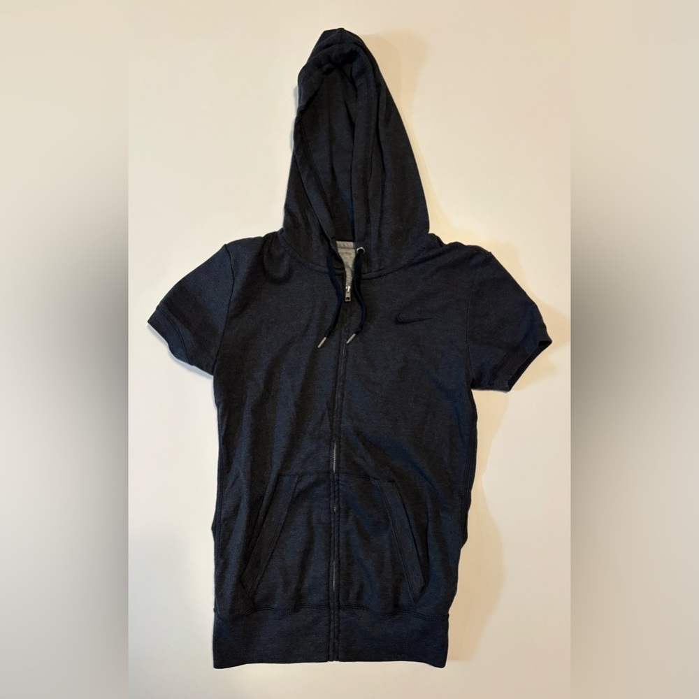 Nike Woman’s Short Sleeve Hoodie. Black Woman’s XS